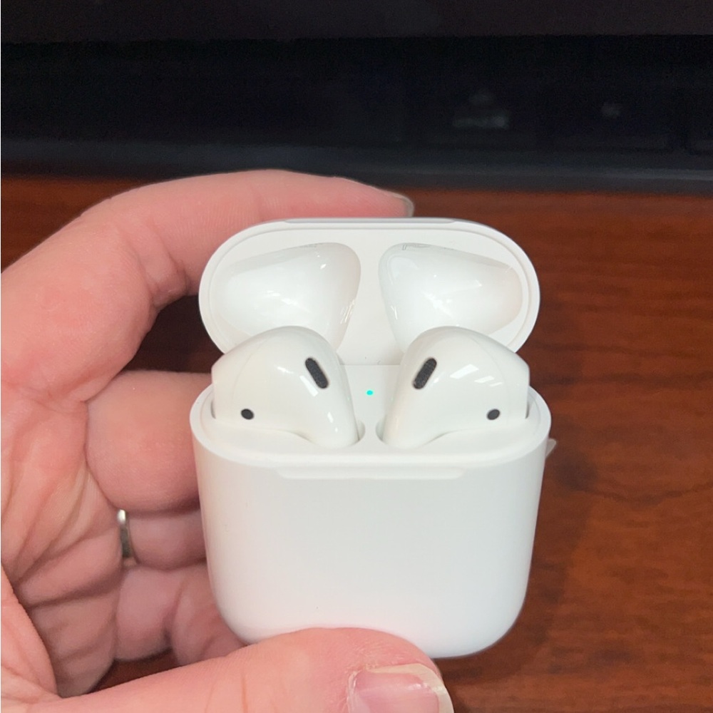 Apple AirPods Gen 2